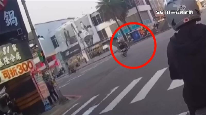 騎士逆向「翹孤輪」！路口驚險畫面全都錄