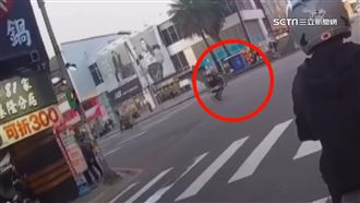 騎士逆向「翹孤輪」！路口驚險畫面全都錄