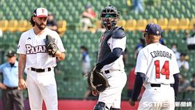 ▲巴拿馬投手哈迪（Matt Hardy）主投1.1局失3分換下場，下場後的他竟怒摔手套，還大罵髒話。（圖／記者劉彥池攝影）