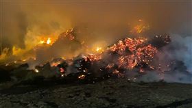 田中鎮，溪州鄉交界，木材堆置場，4層樓高，空拍，烈火燃燒，驚人，延燒48小時，悶燒，挖蓄水池降溫，恐燒2周(圖／翻攝畫面)