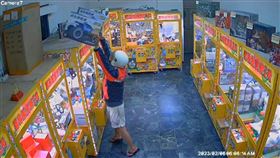 台中海線，娃娃機大盜，萬能鑰匙開機台，搬走公仔(圖／翻攝畫面)