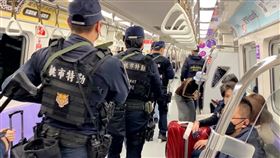 臉書出現隨機殺人恐嚇文  桃警加強巡邏（1）有民眾在臉書發文「6日將在桃機及松機連環隨機殺人」，桃園市警局不敢輕忽，已調派警力支援桃園捷運警察隊進行為期一週的強力巡檢。（桃園捷運警察隊提供）中央社記者吳睿騏桃園傳真  112年3月6日