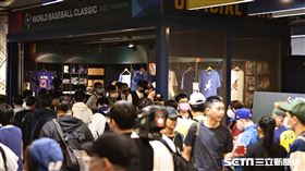 ▲世界棒球經典賽週邊賣翻天。（圖／記者劉彥池攝影）