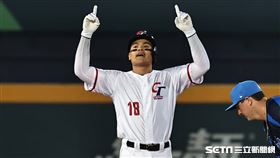 ▲世界棒球經典賽A組預賽台灣對義大利，張育成3局下敲出二壘安打。（圖／記者劉彥池攝影）