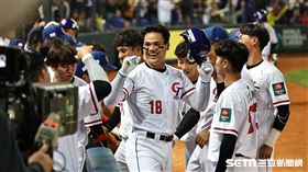 ▲世界棒球經典賽A組預賽台灣對義大利，3局下張育成跑回超前分，台灣隊歡呼。（圖／記者劉彥池攝影）