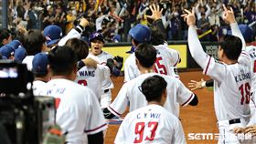 ▲世界棒球經典賽A組預賽台灣對義大利，王柏融3局下敲安送回吳念庭。（圖／記者劉彥池攝影）