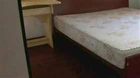 室友不給菸抽…男子翻遍屋子「驚見床底藏屍」　警：躺1個月了（圖／翻攝自搜狐／CTWANT提供）