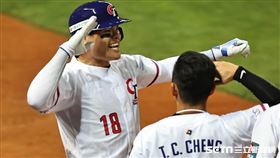 ▲世界棒球經典賽A組預賽義大利對台灣，張育成開轟追平，興奮比出招牌敬禮手勢慶祝。（圖／記者劉彥池攝影）