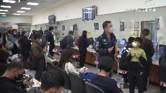 換護照湧千人大排長龍！民眾等到手機沒電