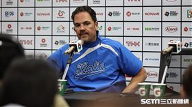 ▲世界棒球經典賽A組預賽，義大利總教練皮亞薩（Mike Piazza）出席賽後記者會。（圖／記者劉彥池攝影）