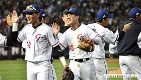 ▲世界棒球經典賽A組預賽，台灣11：7擊敗義大利，張育成賽後慶祝勝利。（圖／記者劉彥池攝影）