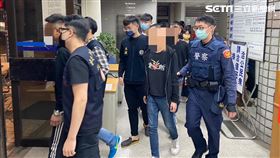 北市張男騎車發生擦撞事故，對方竟撂來9人將他砍成重傷後丟包醫院。（圖／翻攝畫面）