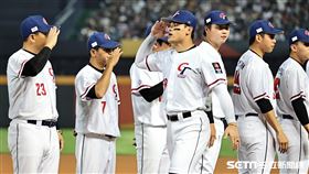 ▲世界棒球經典賽A組預賽台灣對義大利，台灣隊一壘手張育成出場比出敬禮手勢。（圖／記者劉彥池攝影）