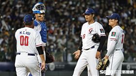 ▲世界棒球經典賽A組預賽台灣對義大利，台灣隊投手王維中被連續擊出安打，投手教練許銘傑喊暫停。（圖／記者劉彥池攝影）