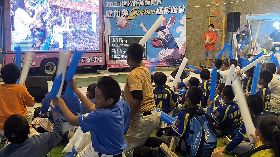 陳瑩邀棒球小選手與居民共同觀賞經典賽