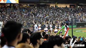 ▲世界棒球經典賽A組預賽台灣對義大利，經典女孩帶領滿場20000名球迷應援。（圖／記者劉彥池攝影）