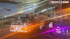 新北市62路首都客運公車撞上燈箱後，造成女乘客頭、臉被玻璃刺傷。（圖／翻攝畫面）
