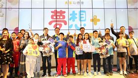 大家功德會舉行愛心慈善義賣，藍綠不分顏色助拍得千萬。（圖／大家功德會提供）