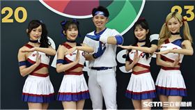 ▲世界棒球經典賽台灣對義大利，富邦應援團長Travis（中）激情甩頭應援登上推特。（圖／記者劉彥池攝影）