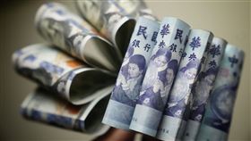新台幣匯率收28.521元（2）新台幣兌美元，台北外匯市場4日收盤收28.521元，大升1.47角，成交金額15.65億美元。中央社記者徐肇昌攝  109年12月4日,示意圖,鈔票,紙鈔,