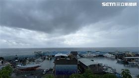 ▲受到颱風外圍環流影響，台東富岡漁港漁船全進港躲風雨（圖／記者王浩原攝影）