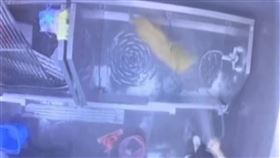 女網友控訴台中南屯一家寵物友善餐廳，把自己愛犬當車洗。（圖／翻攝Dcard）