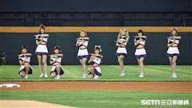 ▲21位經典女孩在外野跳開場。（圖／記者劉彥池攝影）