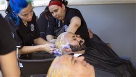 ▲波多黎各10日有192名男子將頭髮染成金色以支持球隊在棒球經典賽中奪冠，打破金氏世界紀錄。（圖／美聯社／達志影像）