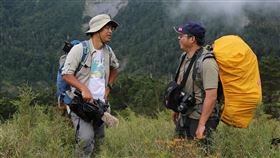 臺大朱教授與師大賴博士一行人前往太魯閣國家公園的奇萊東稜進行山椒魚研究調查。（大麥影像傳播工作室提供）