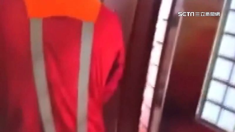 消防員執勤遇氣爆！臉跟手一、二度灼傷