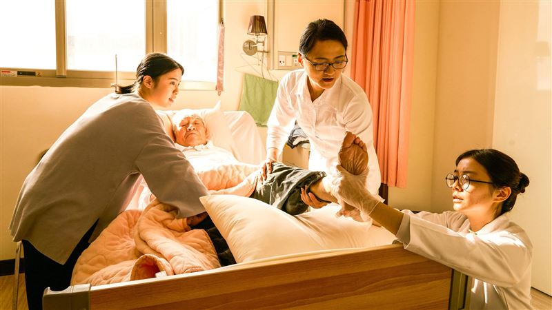 國寶演員遺作惹噴淚　躺病床雙腳掙扎有力