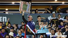 ▲世界棒球經典賽A組預賽，台灣對荷蘭，台灣隊球迷製作加油板為台灣加油。（圖／記者劉彥池攝影）