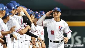 ▲世界棒球經典賽A組預賽，台灣對荷蘭，台灣隊一壘手張育成。（圖／記者劉彥池攝影）