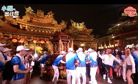 ▲夜晚超美的桃園景福宮，眾人恭迎神明出巡十分熱鬧。（圖／寶島神很大）