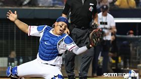 ▲世界棒球經典賽A組預賽，台灣對荷蘭，台灣隊捕手吉力吉撈．鞏冠漏接。（圖／記者劉彥池攝影）