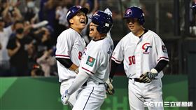 ▲世界棒球經典賽A組預賽，台灣對荷蘭，台灣隊張育成轟滿貫全壘打，隊友歡呼慶祝。（圖／記者劉彥池攝影）