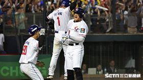 ▲世界棒球經典賽A組預賽，台灣對荷蘭，台灣隊張育成轟滿貫全壘打，隊友歡呼慶祝。（圖／記者劉彥池攝影）