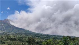 印尼日惹梅拉比火山11日中午噴發濃煙。（圖取自twitter.com/BPPTKG）