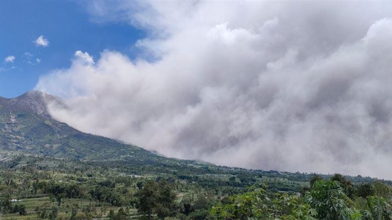 印尼梅拉比火山噴濃煙　伴隨多起輕微地震