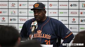 ▲世界棒球經典賽A組預賽，台灣對荷蘭，荷蘭隊總教練梅倫斯（Hensley Meulens）出席賽後記者會。（圖／記者劉彥池攝影）