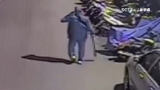 遭騎士揮折疊刀嗆聲　廟祝怒拿鐮刀狂追