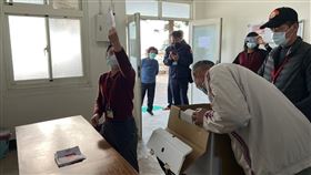 金門烏坵大坵村長補選結果出爐（2）金門縣烏坵鄉大坵村第11屆村長補選結果11日出爐，同額競選的55歲無黨籍候選人林有進拿下17票，順利當選。圖為開票情形。（金門縣選委會提供）中央社記者黃慧敏傳真  112年3月11日