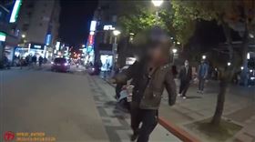 51歲江姓男子在艋舺公園無故襲警。（圖／翻攝畫面）