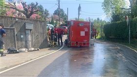 新北市消防水車翻覆。（圖／翻攝畫面）