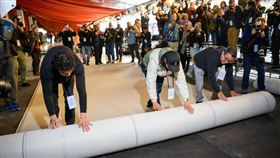 奧斯卡香檳毯鋪設中。（Richard Harbaugh 攝/ ©A.M.P.A.S.）鏡週刊授權提供