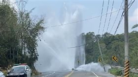 寶二水庫水管爆管！水噴3樓高　恐影響竹科、11萬戶用水，圖翻攝畫面