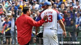 ▲世界棒球經典賽A組預賽台灣對古巴，古巴先發雷法在投手丘上遇狀況，比賽數度暫停後古巴換投。（圖／記者劉彥池攝影）