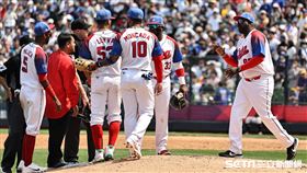 ▲世界棒球經典賽A組預賽台灣對古巴，古巴先發雷法在投手丘上遇狀況，比賽數度暫停後古巴換投。（圖／記者劉彥池攝影）