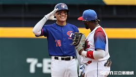 ▲世界棒球經典賽A組預賽台灣對古巴，9局上張育成敲出帶有1分打點的二壘安打。（圖／記者劉彥池攝影）