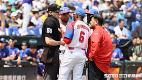 ▲世界棒球經典賽台灣對古巴，古巴總教練強森（Armando Johnson）和主審抗議應援聲太吵。（圖／記者劉彥池攝影）